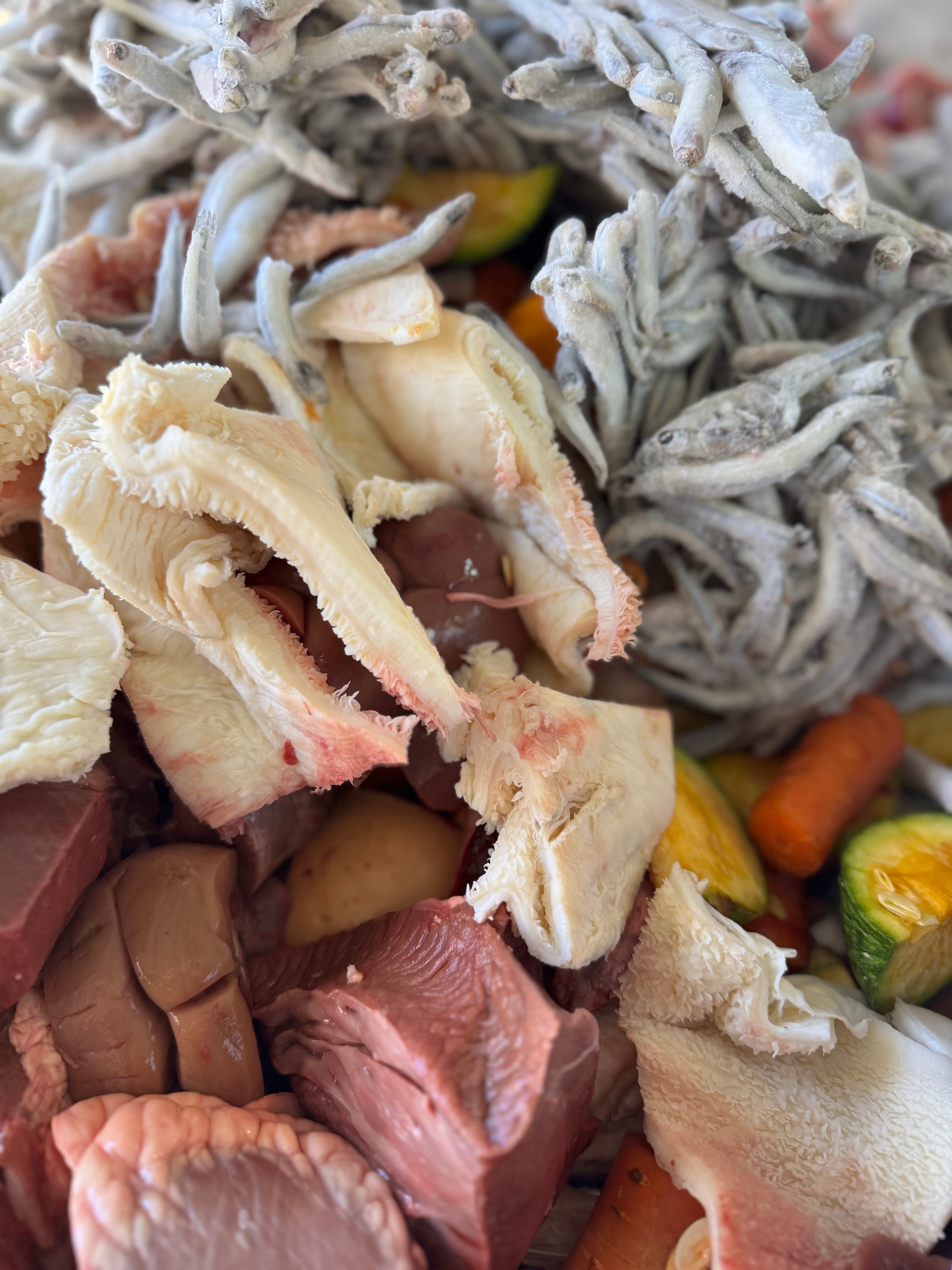 Mezcla de ingredientes frescos para la dieta BARF